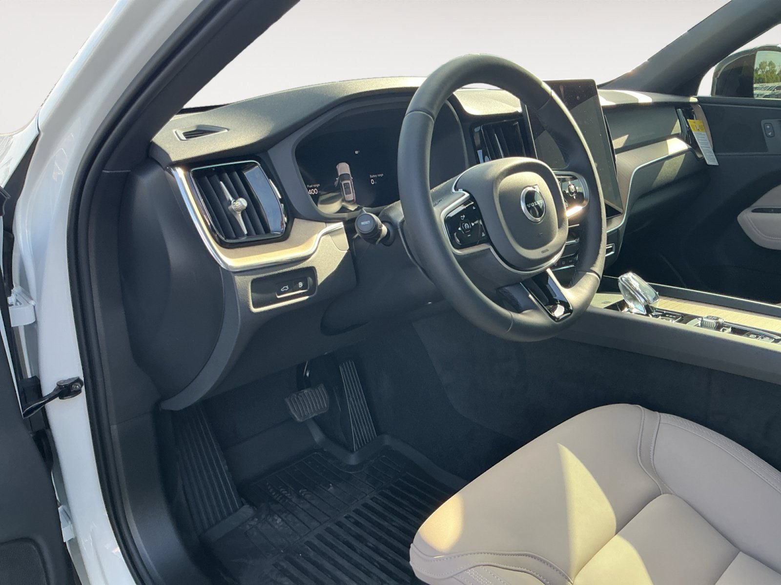 New 2026 Volvo XC60 T8 Plus w/ Protection Package Premier AWD/4WD image 10