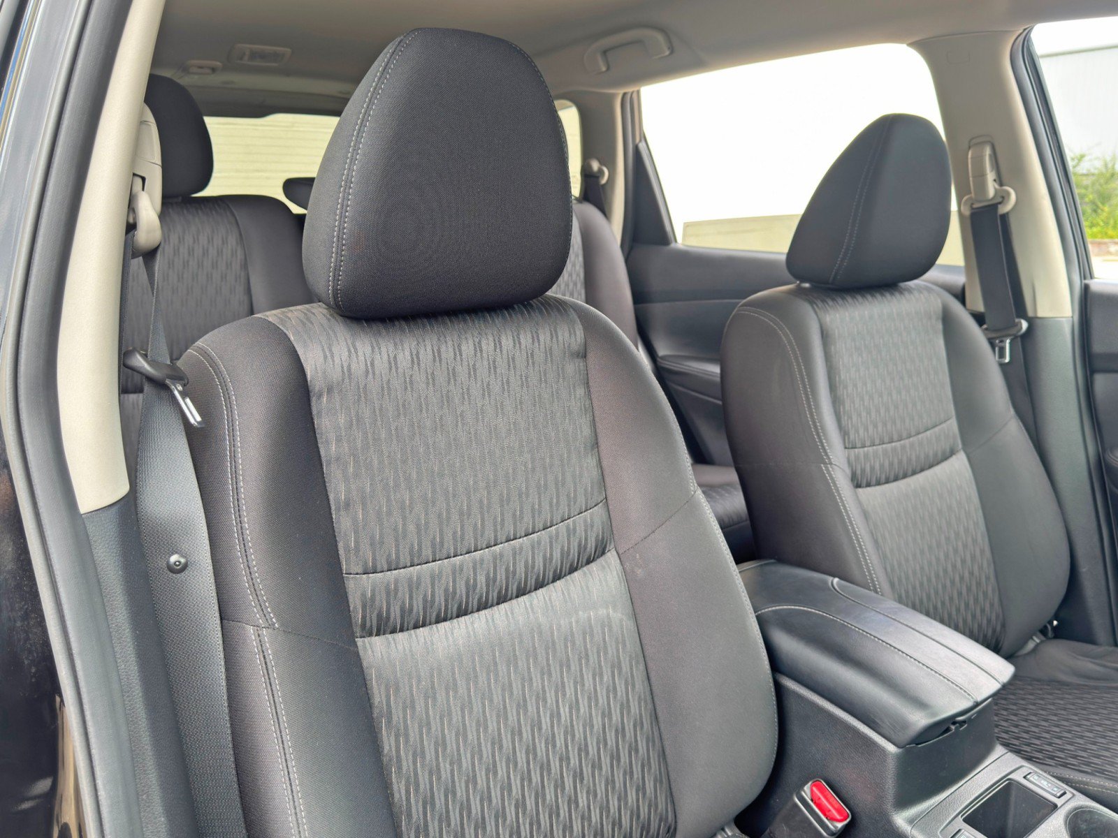 Used 2019 Nissan Rogue SV w/ Premium Package FWD image 33