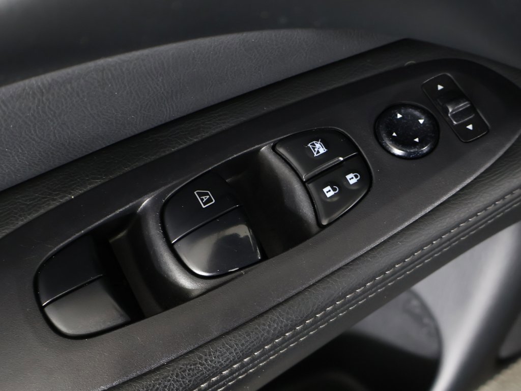 Used 2020 Nissan Pathfinder S image 32