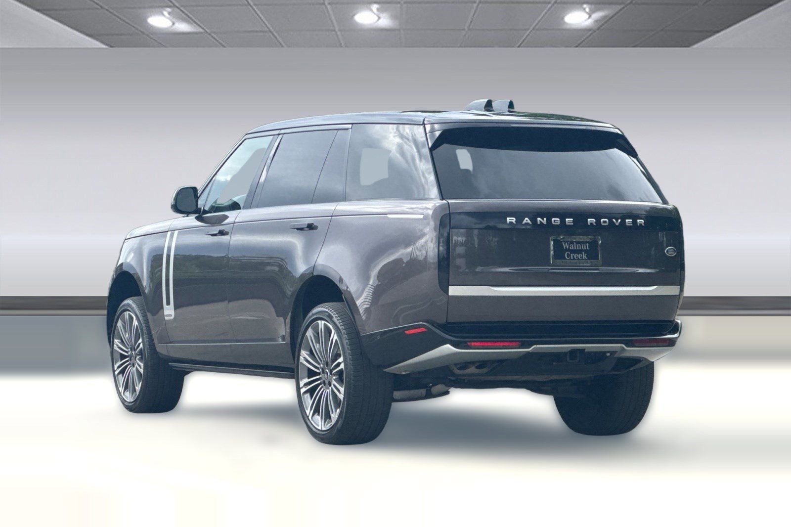 Used 2023 Land Rover Range Rover Long Wheelbase Autobiography image 3