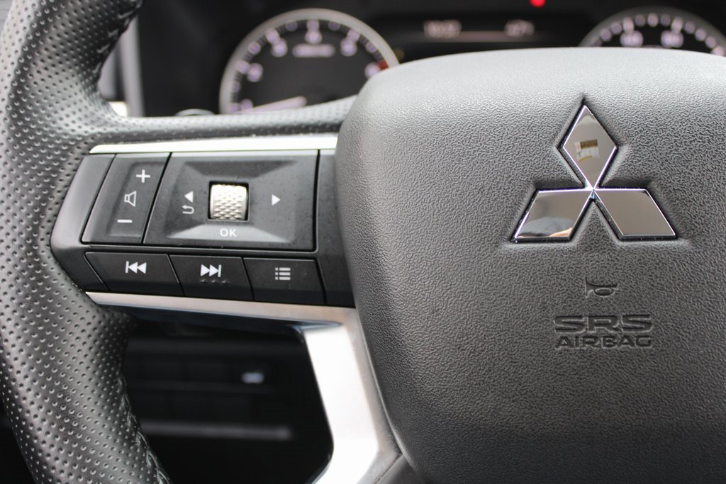 Used 2025 Mitsubishi Outlander SE image 13