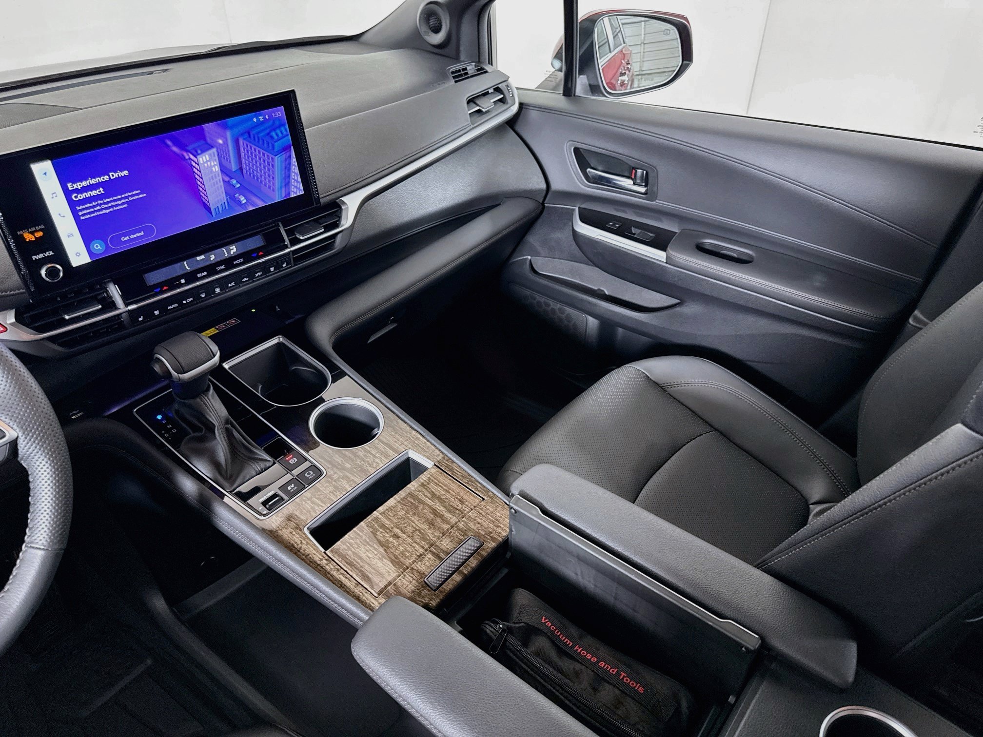 Used 2025 Toyota Sienna Platinum AWD/4WD image 23