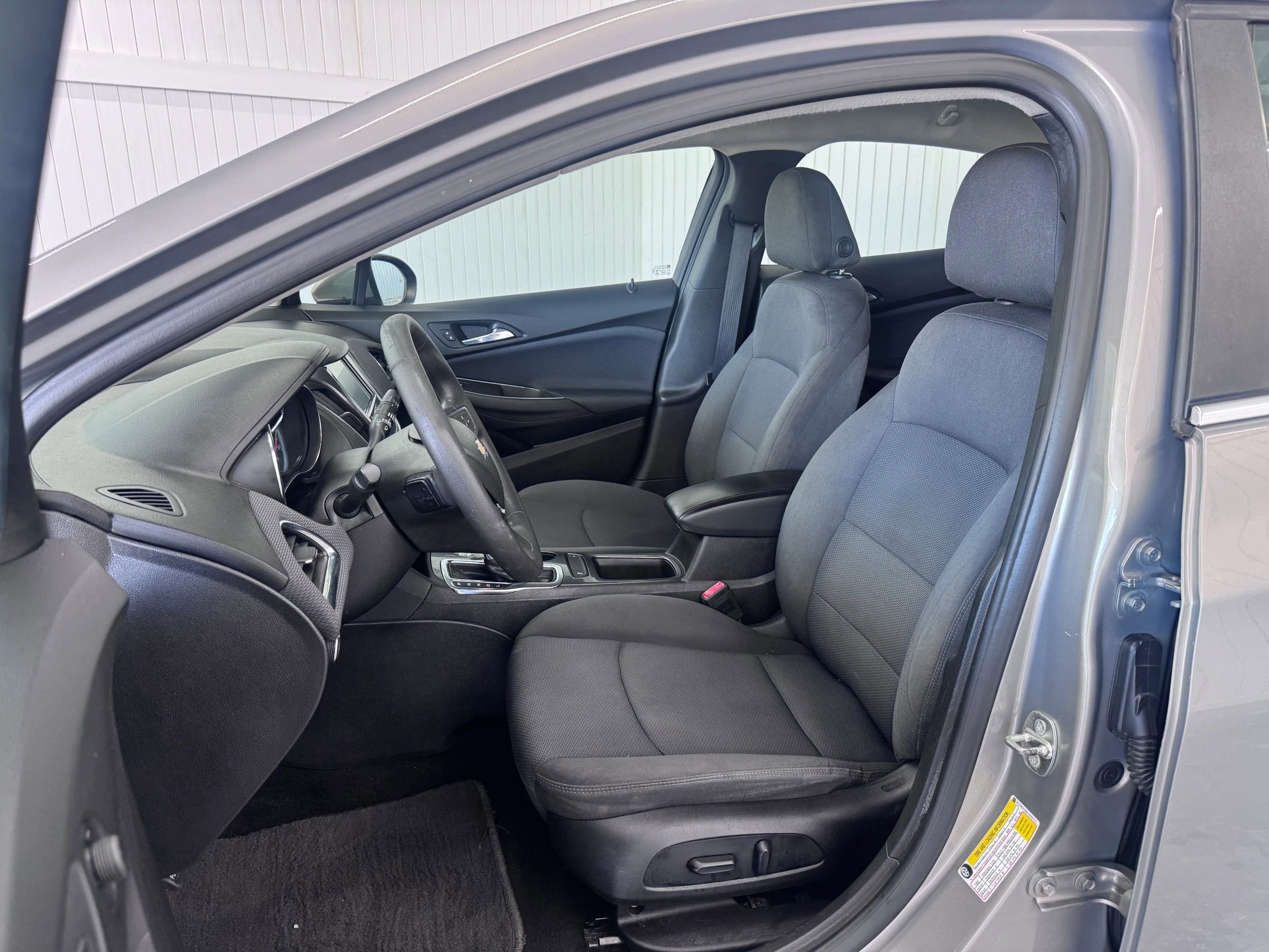 Used 2018 Chevrolet Cruze LT w/ Convenience Package FWD image 9