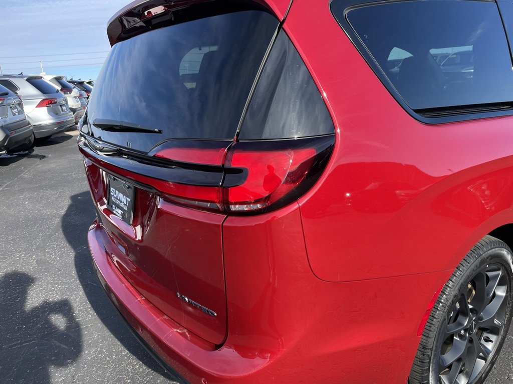 Used 2025 Chrysler Pacifica Limited image 41