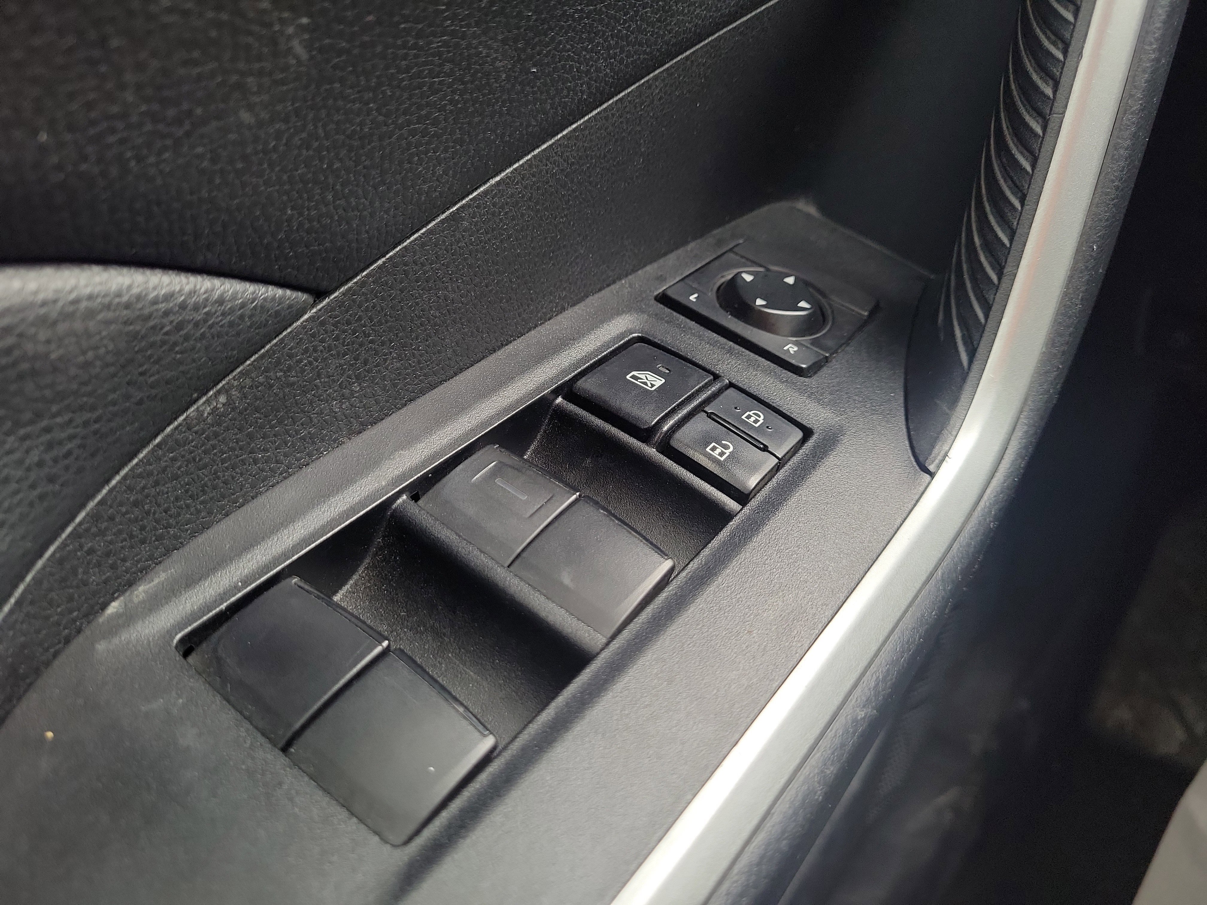 Used 2021 Toyota RAV4 LE image 19