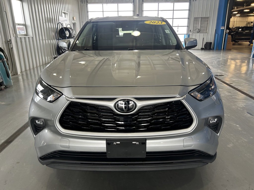 Used 2023 Toyota Highlander LE image 2