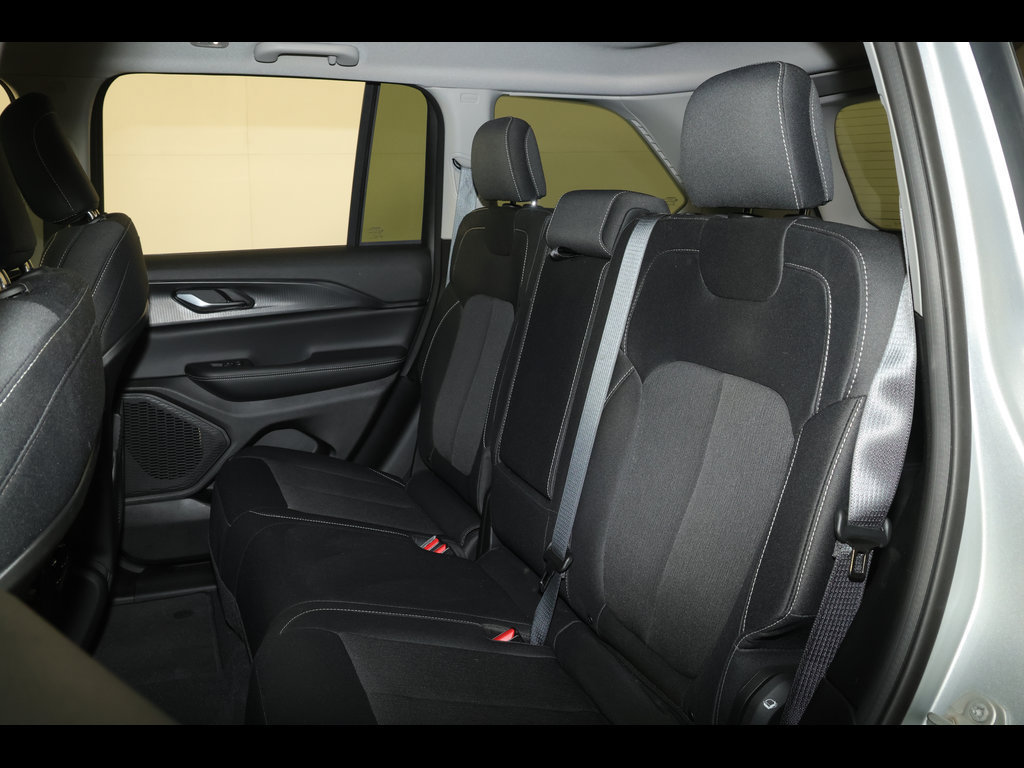 Used 2023 Jeep Grand Cherokee Laredo w/ Luxury Tech Group I AWD/4WD image 27