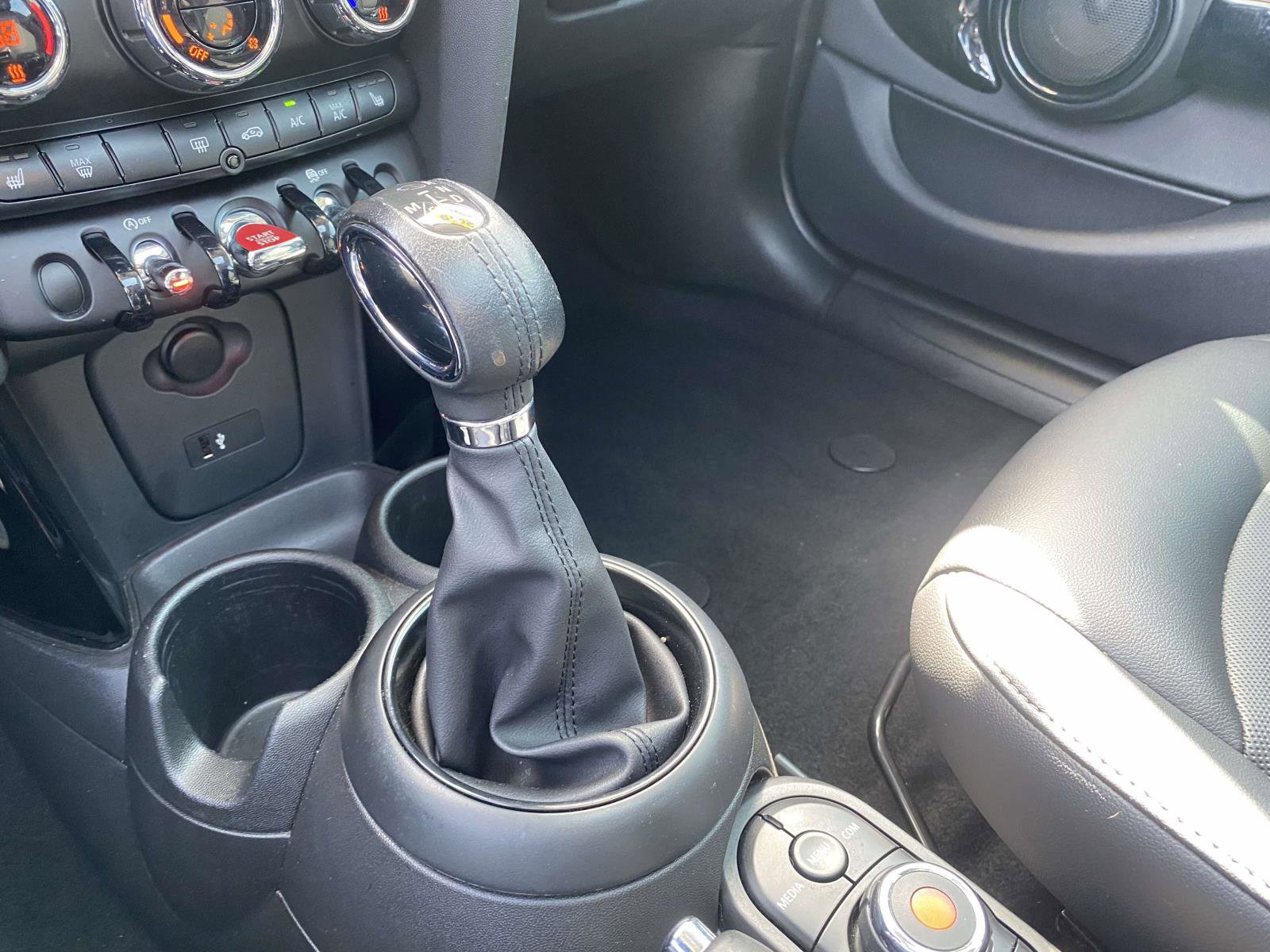 Used 2019 MINI Cooper 4-Door Hardtop w/ Signature Upholstery Package image 26