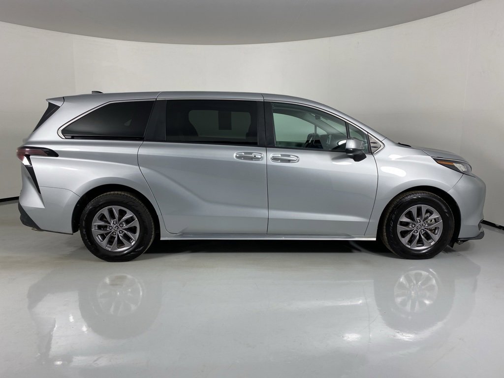 Used 2023 Toyota Sienna LE image 8