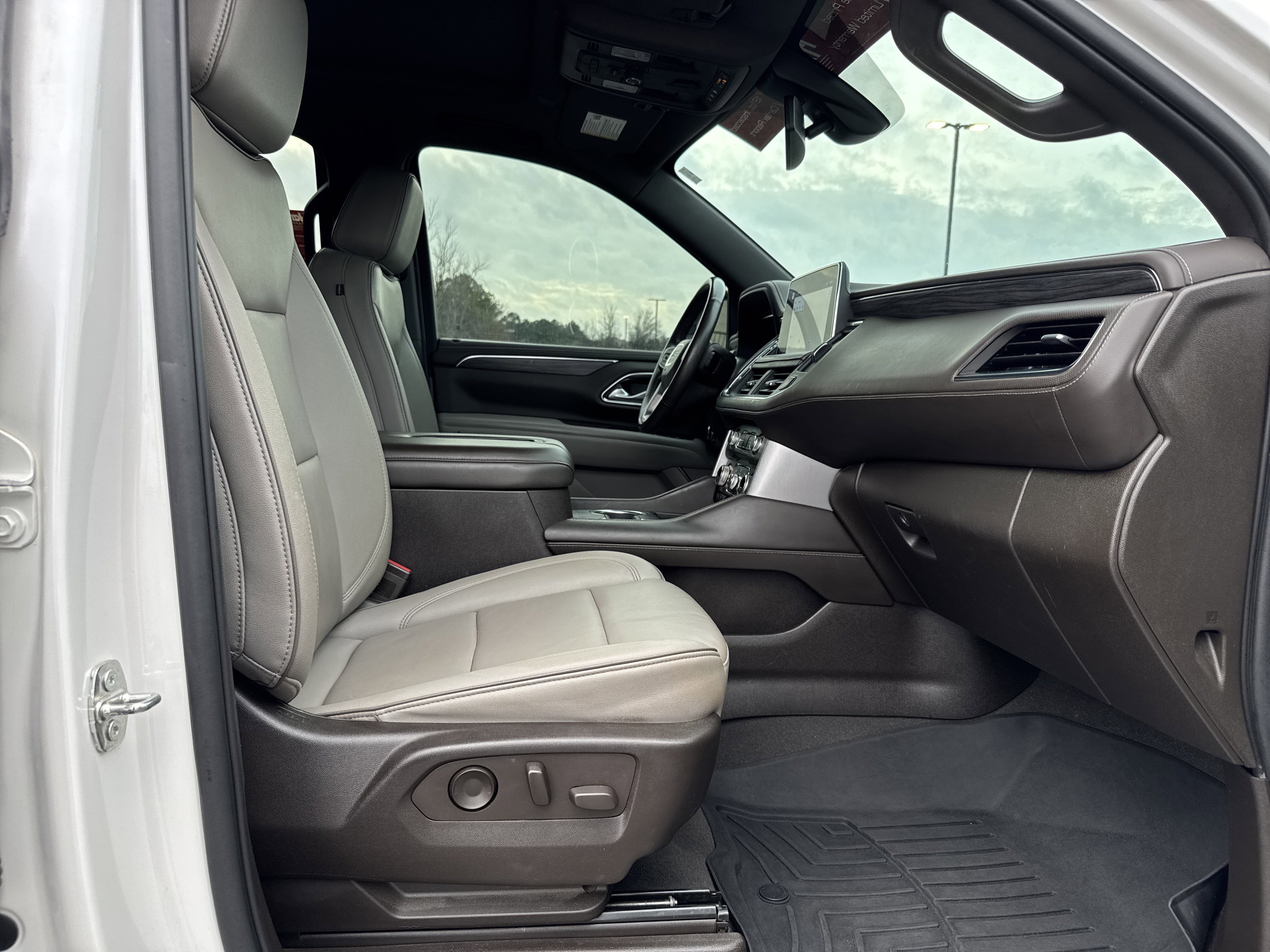 Used 2022 GMC Yukon SLT w/ SLT Premium Package image 34