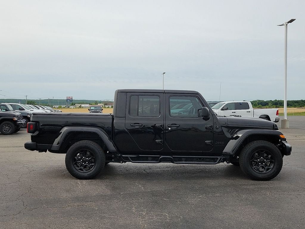 Used 2023 Jeep Gladiator Sport AWD/4WD image 6