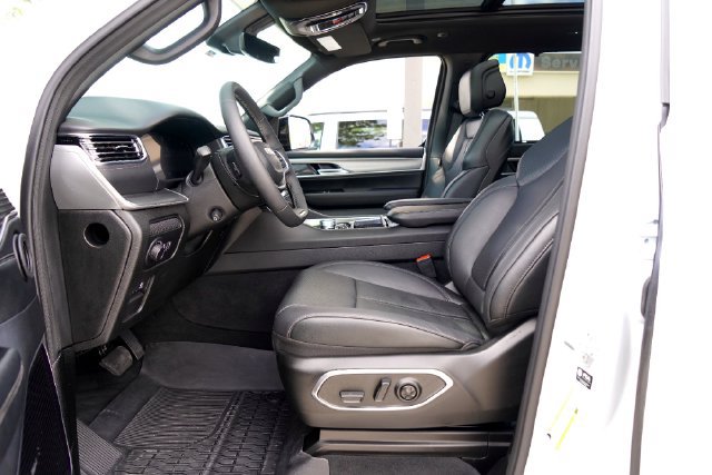 Used 2026 Jeep Grand Wagoneer Limited AWD/4WD image 9