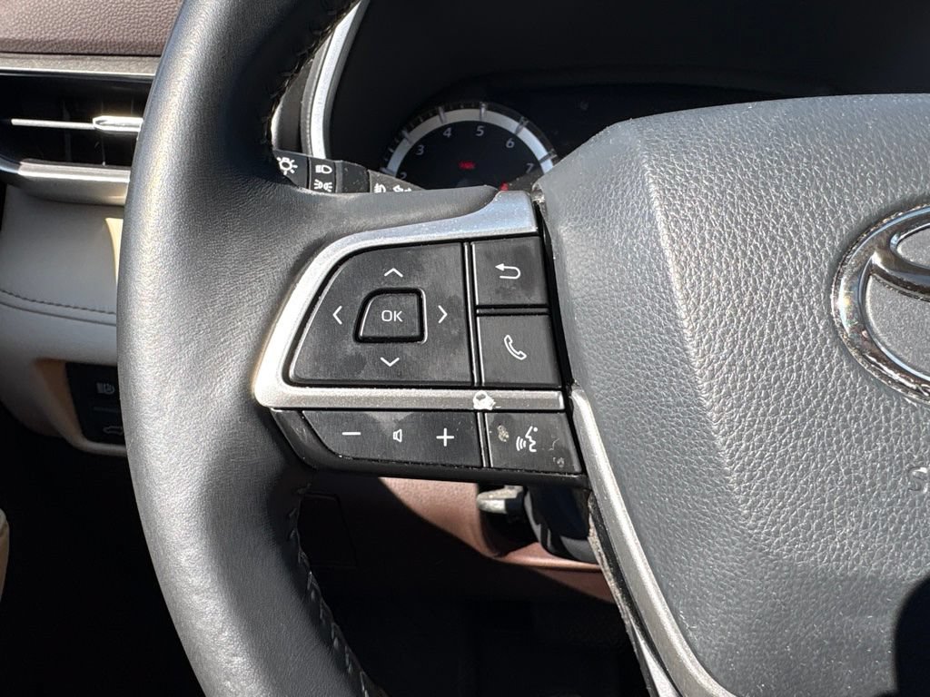 Used 2022 Toyota Highlander XLE AWD/4WD image 19