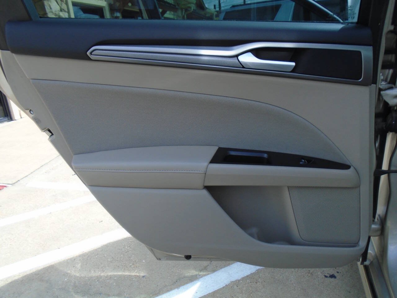 Used 2017 Ford Fusion SE FWD image 29