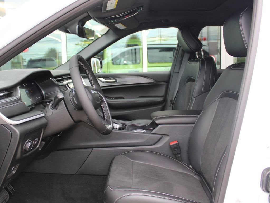 New 2025 Jeep Grand Cherokee Altitude image 11