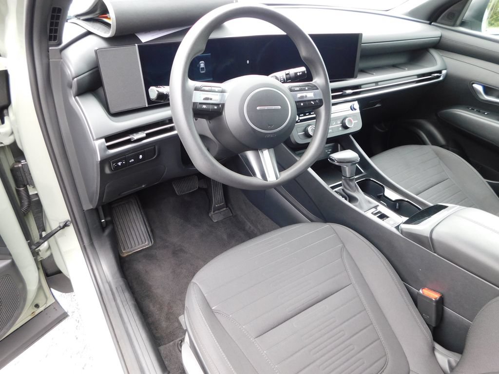 Used 2025 Hyundai Santa Cruz SE FWD image 15