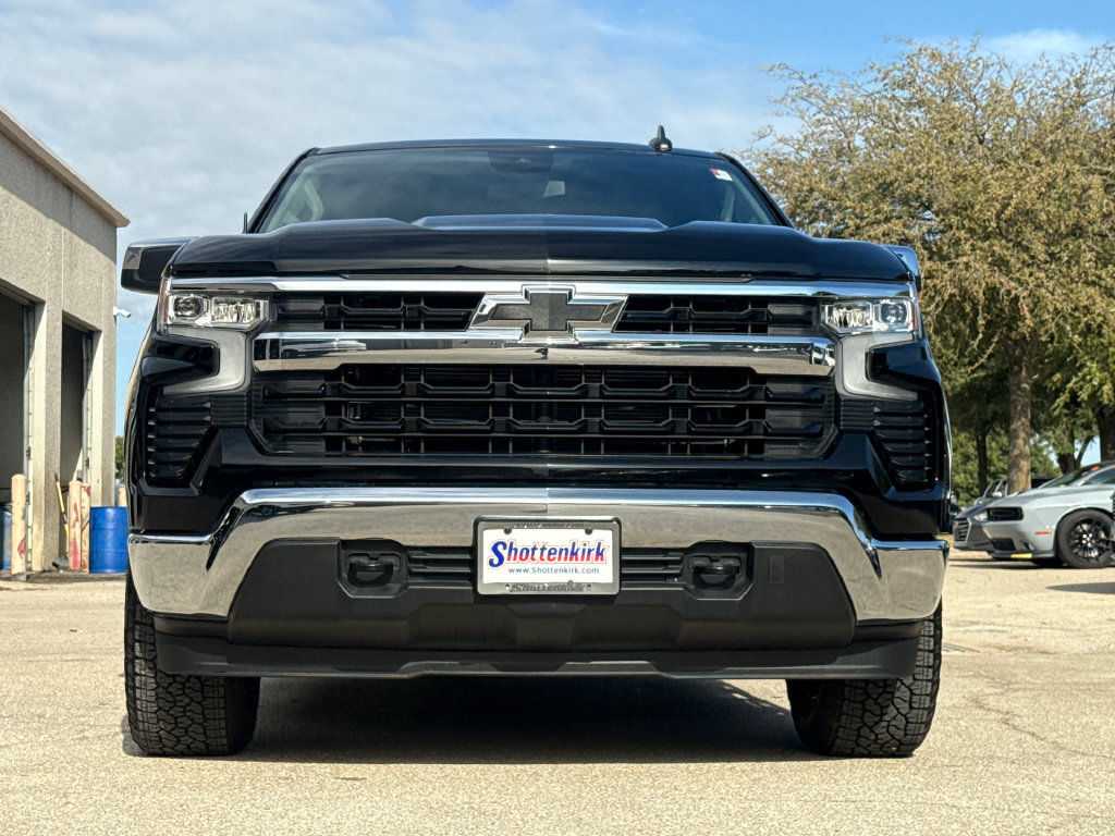 Used 2025 Chevrolet Silverado 1500 LT AWD/4WD image 2