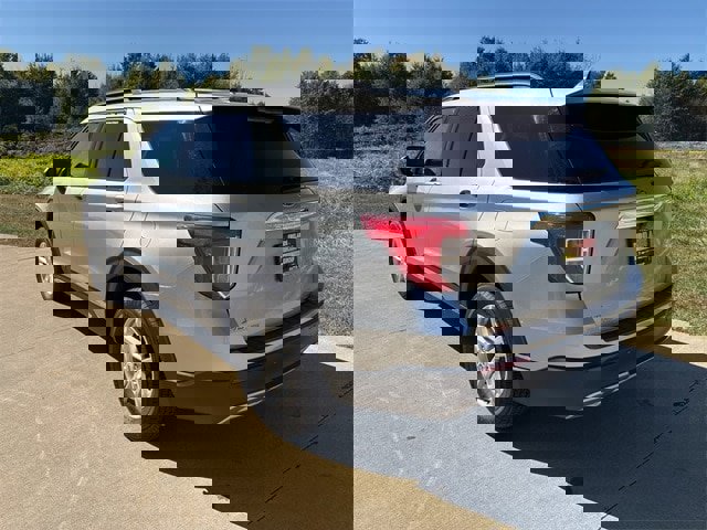 Used 2021 Ford Explorer XLT w/ Equipment Group 202A image 3