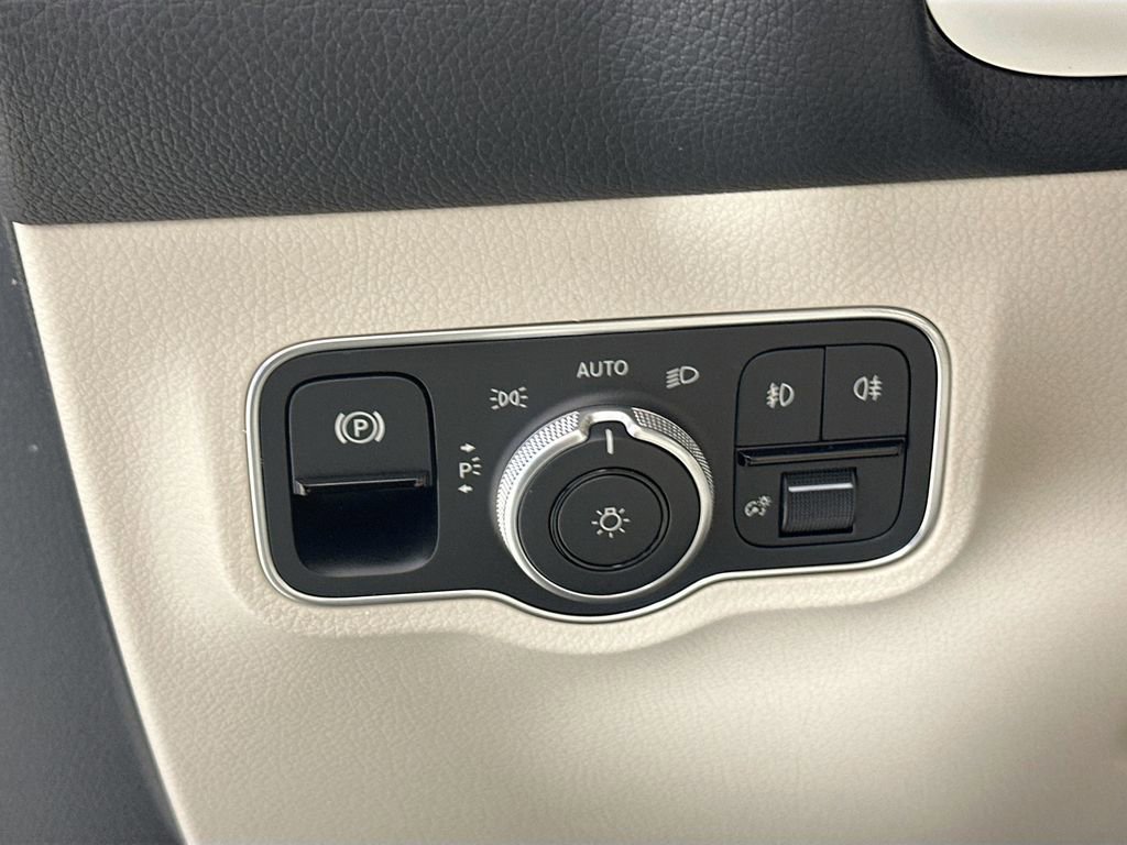 New 2026 Mercedes-Benz GLB 250 image 10