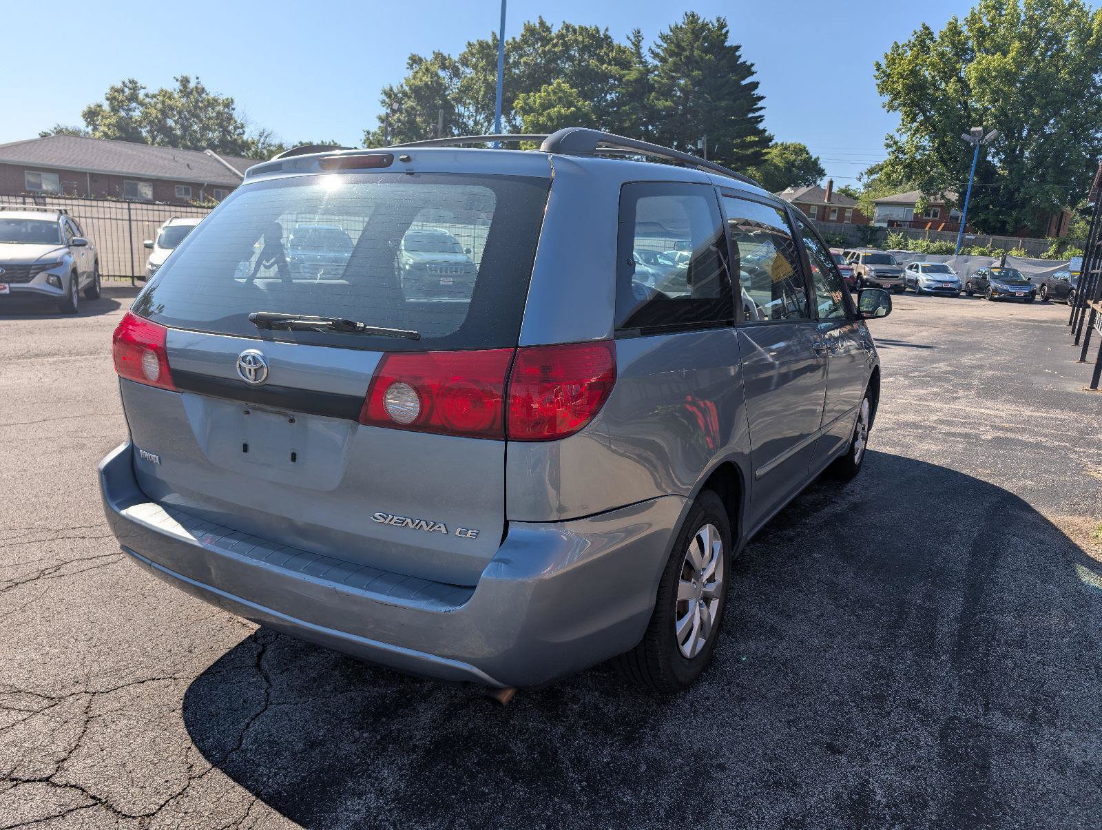 Used 2010 Toyota Sienna FWD image 2
