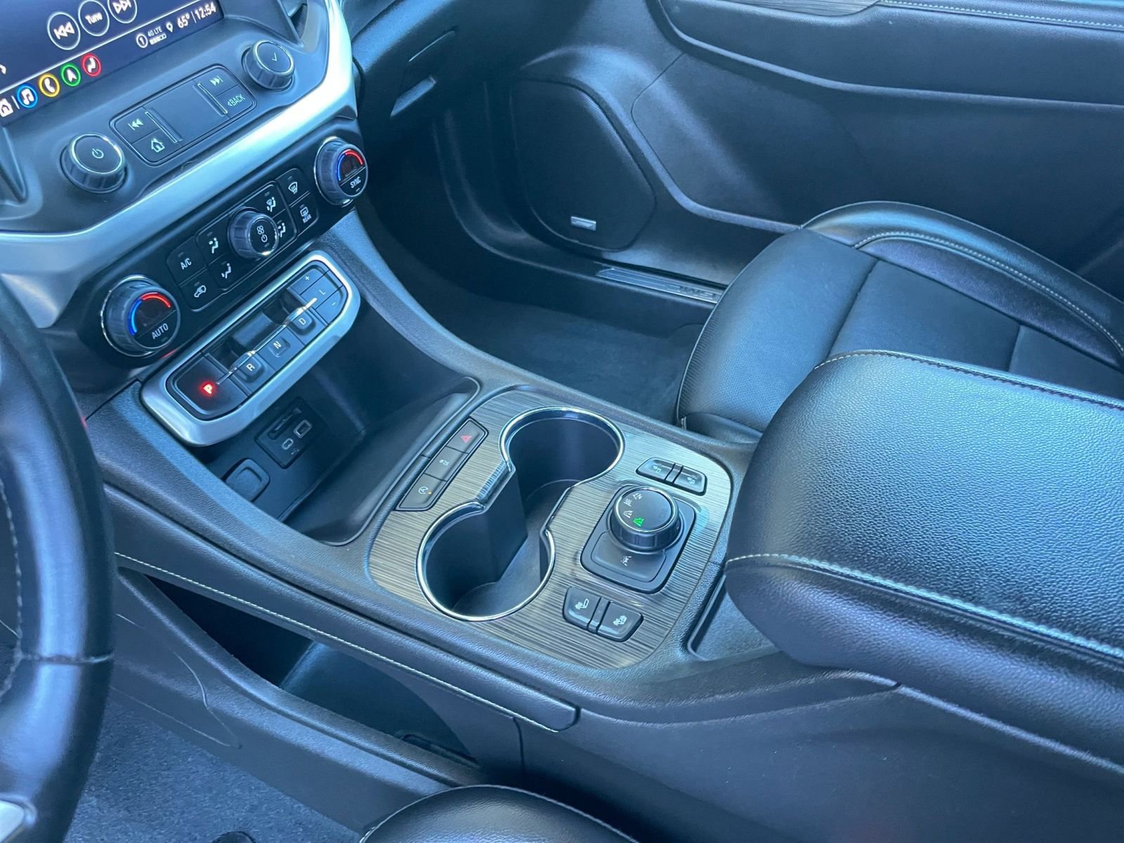 Used 2023 GMC Acadia SLT image 44