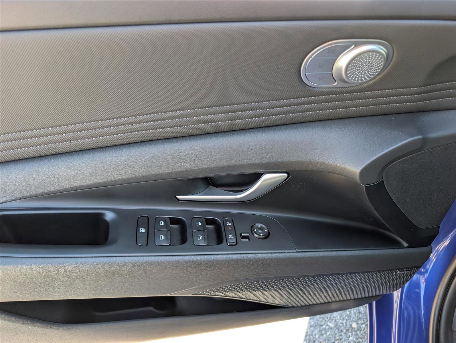 Used 2025 Hyundai Elantra Limited FWD image 18