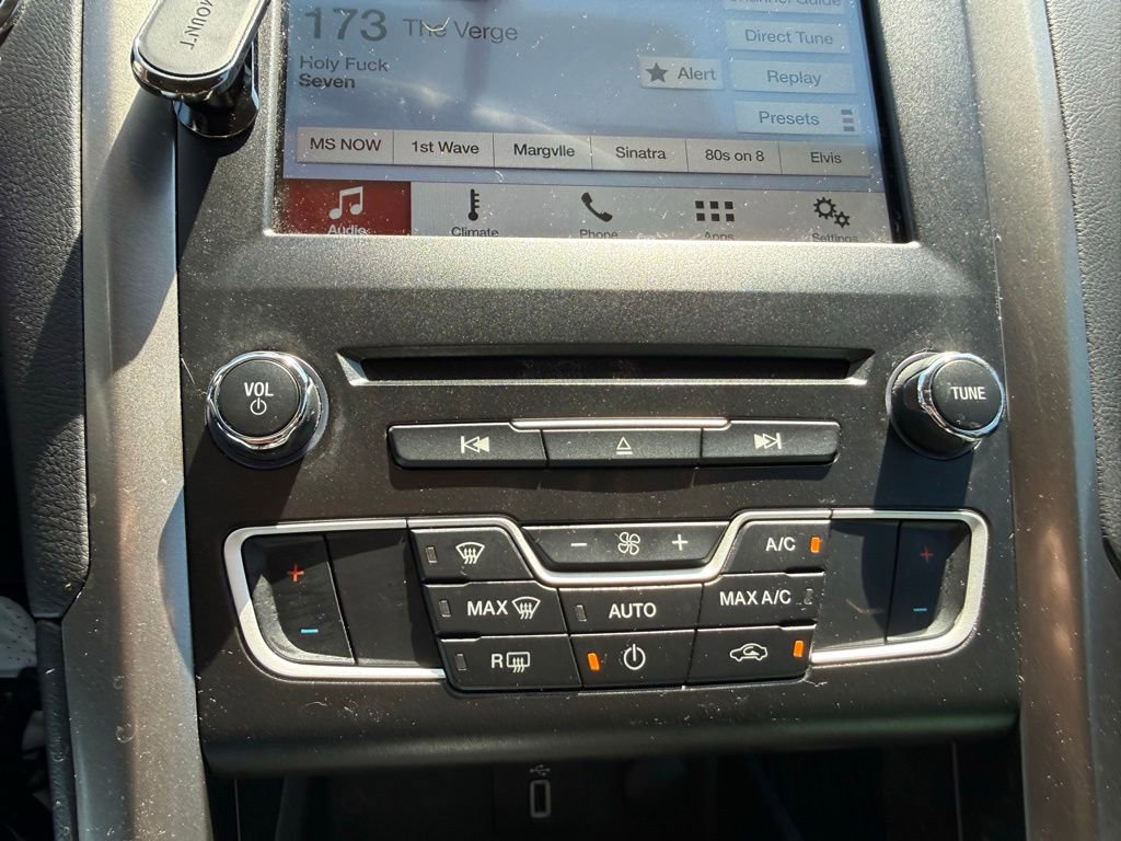 Used 2018 Ford Fusion SE w/ Fusion SE Technology Package FWD image 17