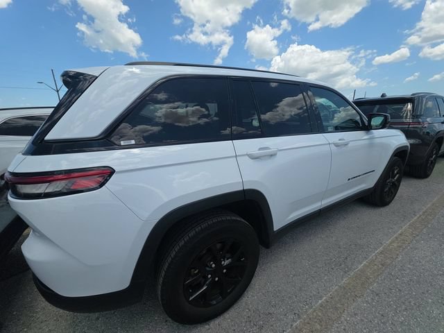 Used 2024 Jeep Grand Cherokee Altitude AWD/4WD image 3