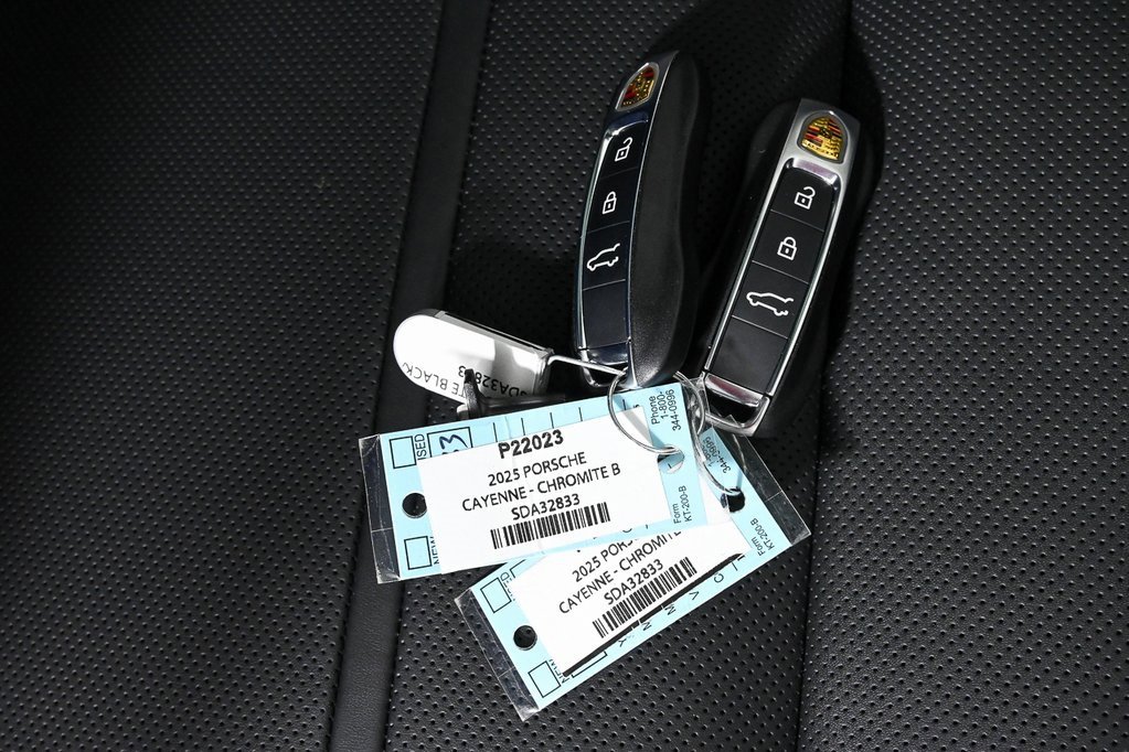 Used 2025 Porsche Cayenne Coupe image 28