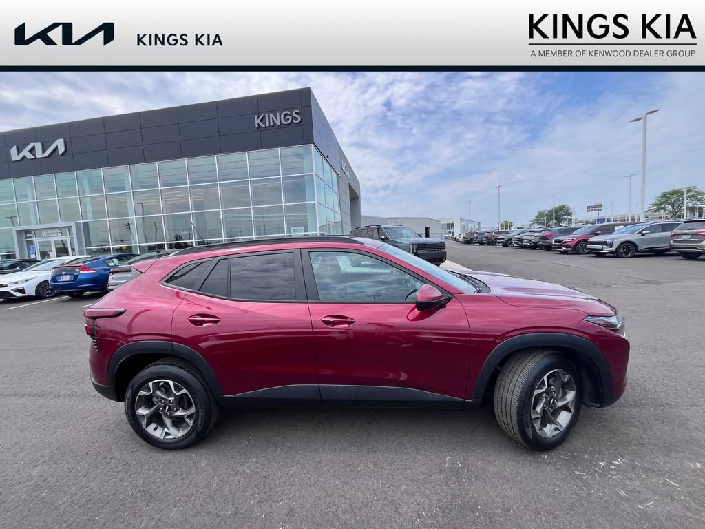 Used 2024 Chevrolet Trax LT w/ Driver Confidence Package FWD image 2