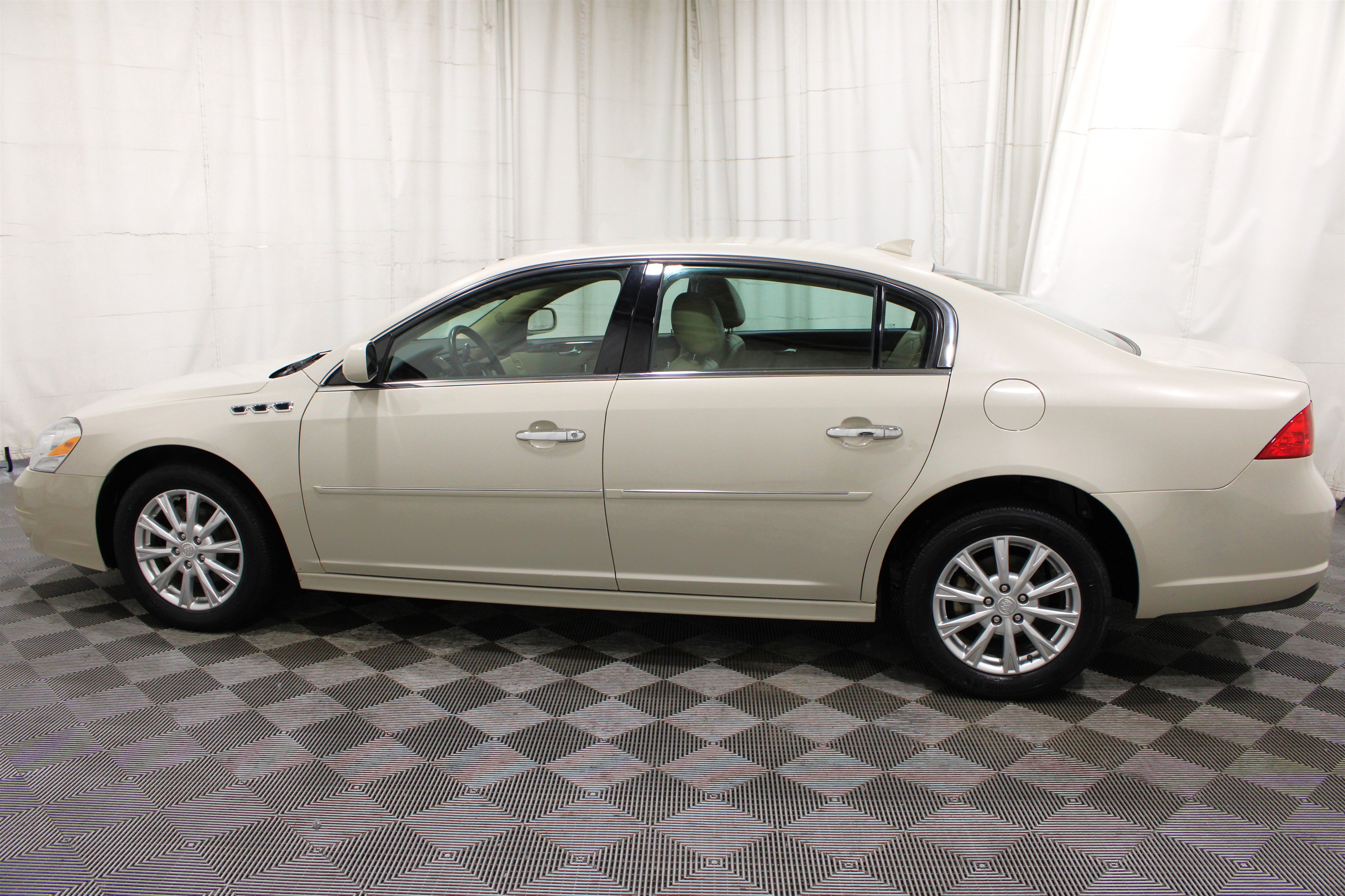Used 2011 Buick Lucerne CXL w/ Driver Confidence Package FWD image 29