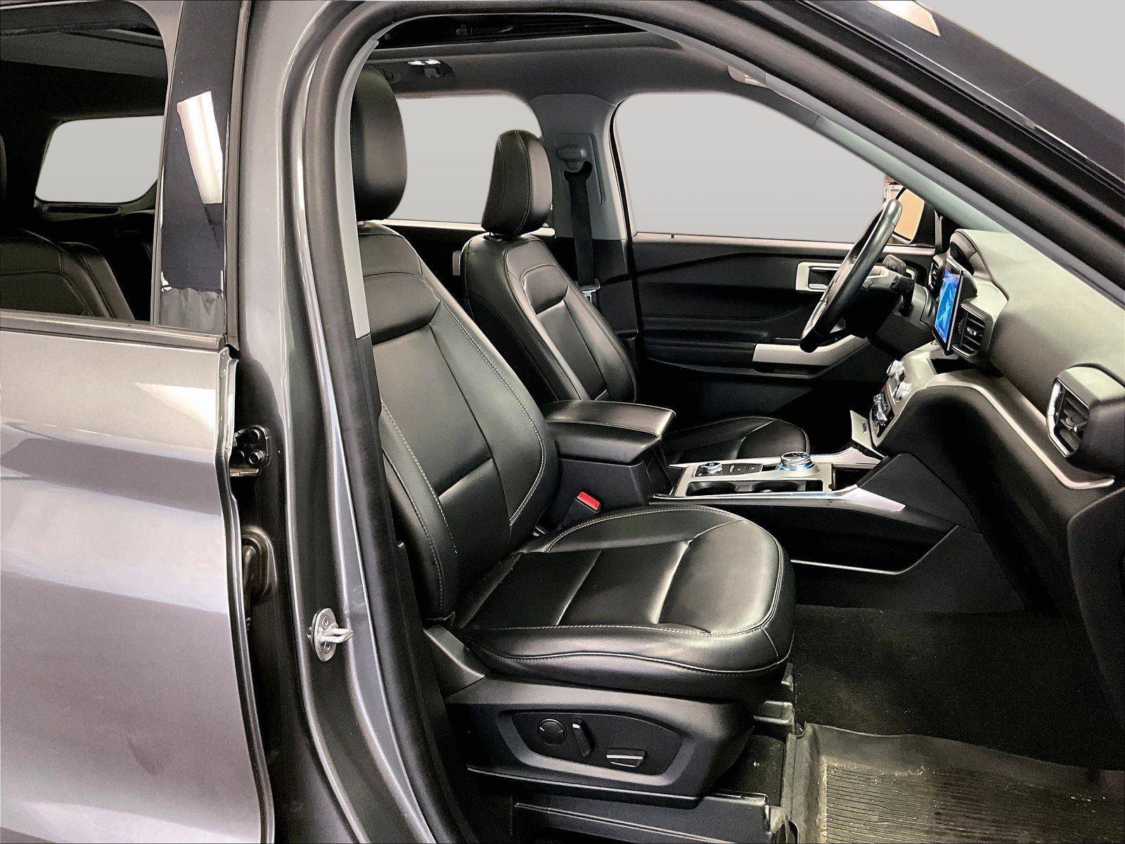 Used 2023 Ford Explorer XLT w/ Equipment Group 202A image 7