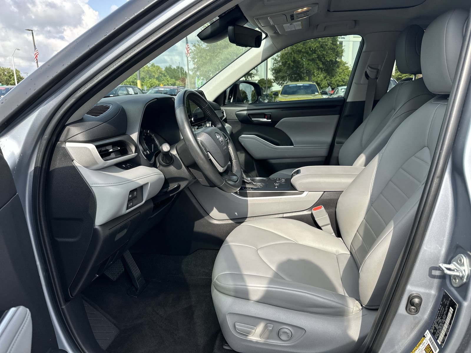 Used 2023 Toyota Highlander XLE FWD image 16