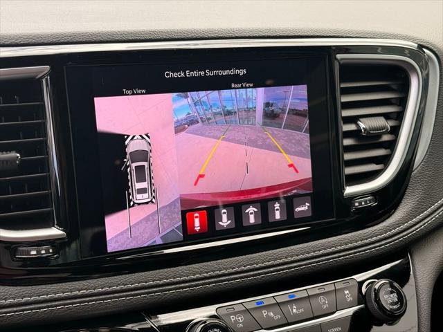 Certified 2025 Chrysler Pacifica Limited image 17