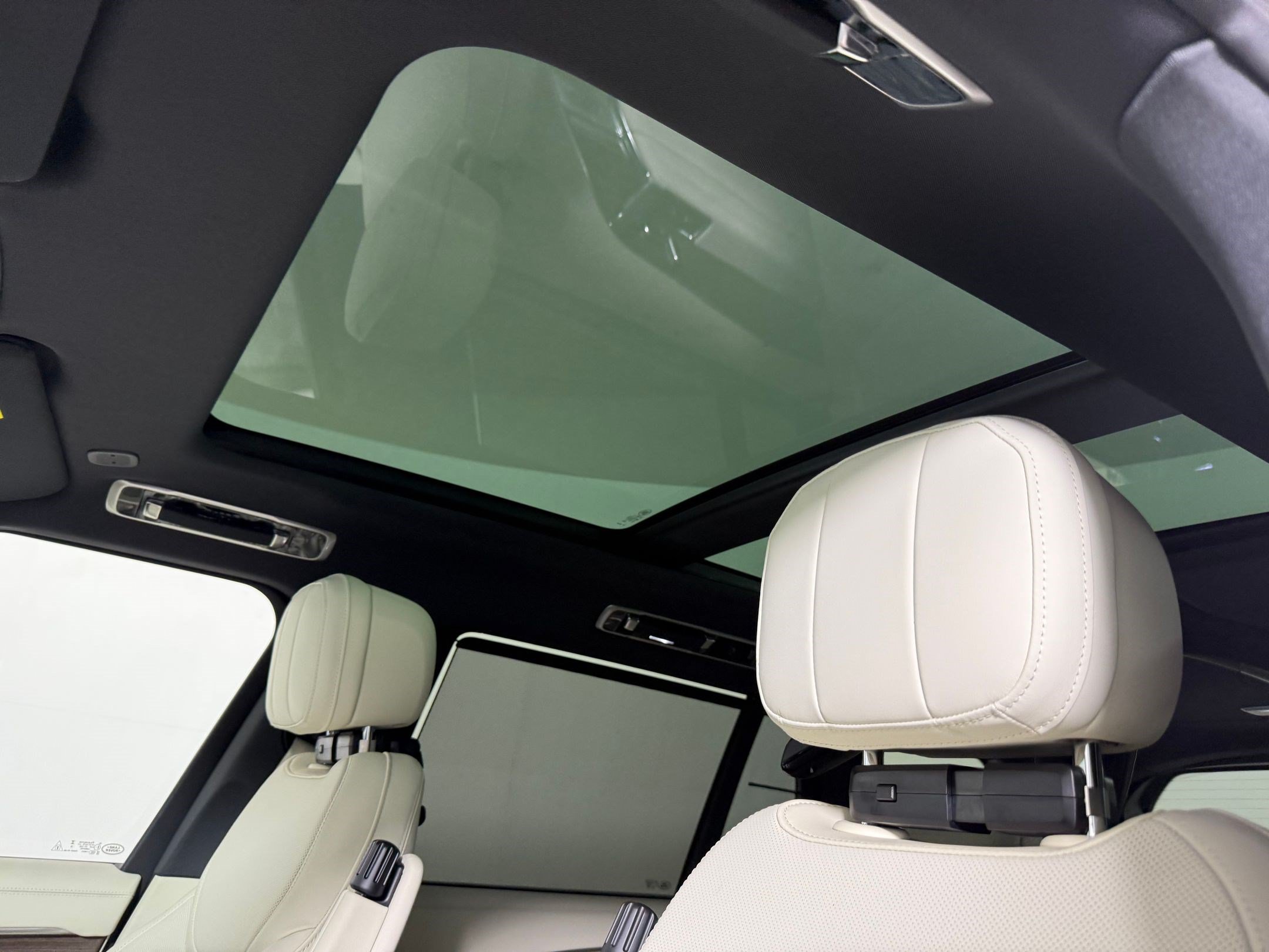 New 2026 Land Rover Range Rover Long Wheelbase SE AWD/4WD image 23