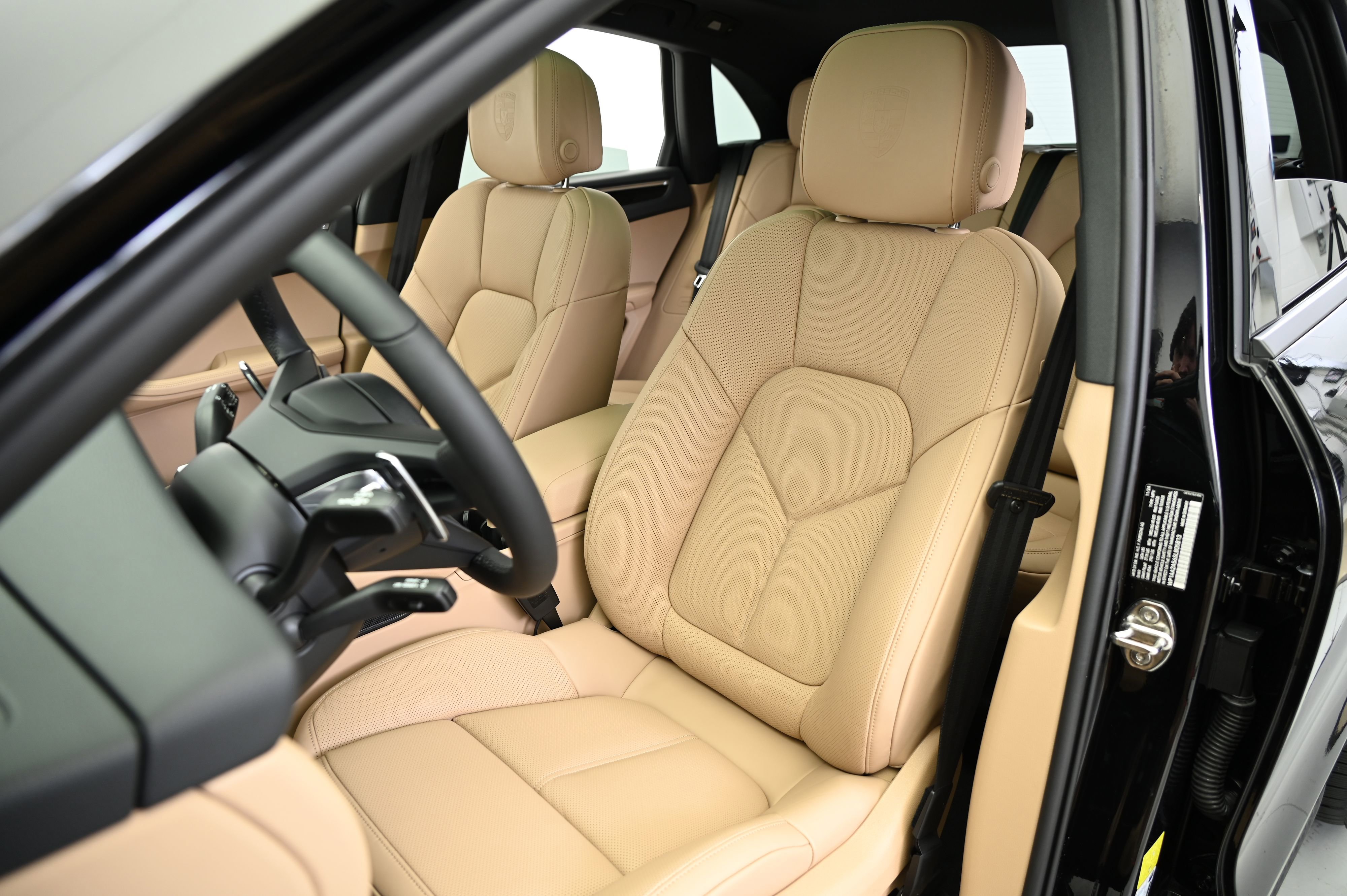 Used 2025 Porsche Macan image 40