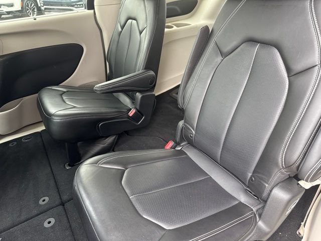 Used 2023 Chrysler Pacifica Touring-L FWD image 11