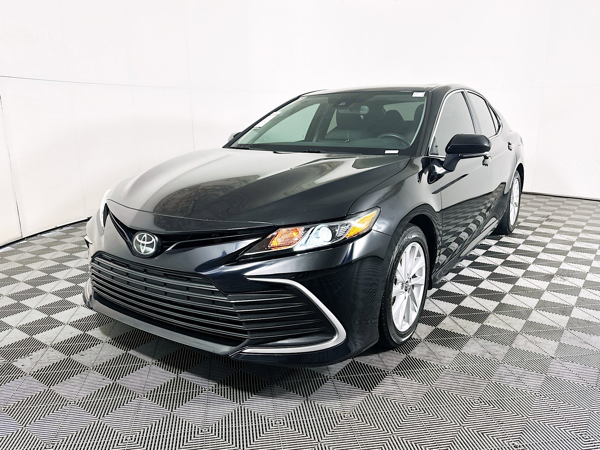 Used 2024 Toyota Camry LE w/ Convenience Package FWD image 7
