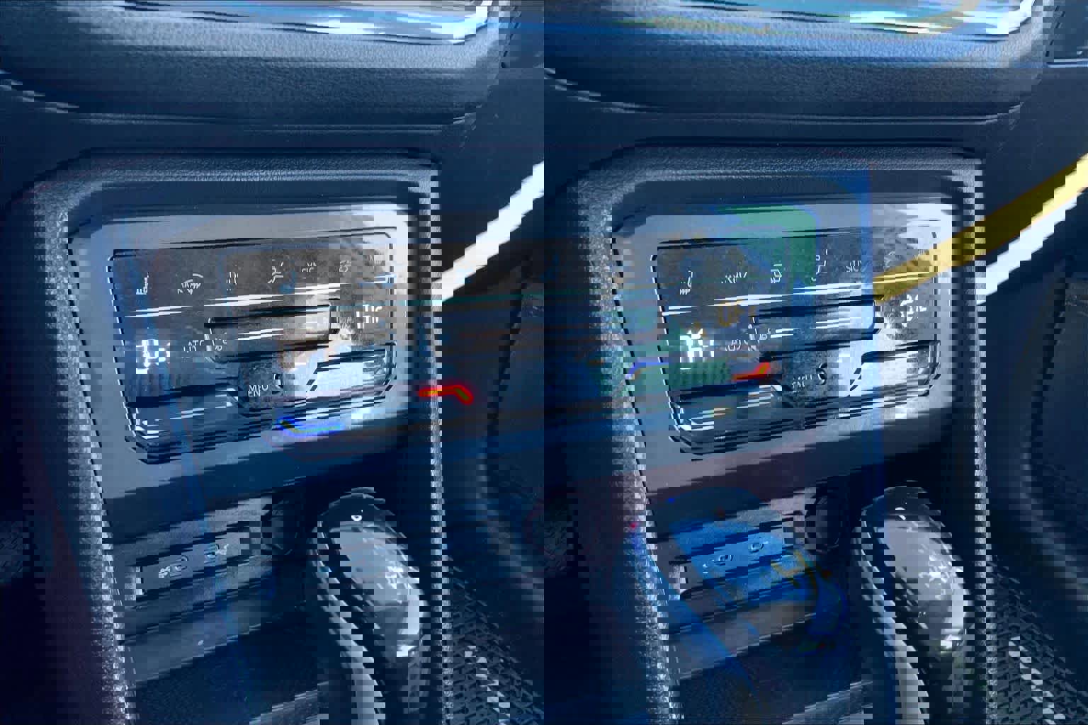 Used 2023 Volkswagen Tiguan SE image 14