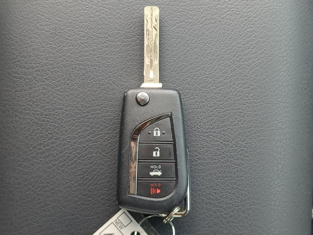 Used 2020 Toyota Camry SE FWD image 21