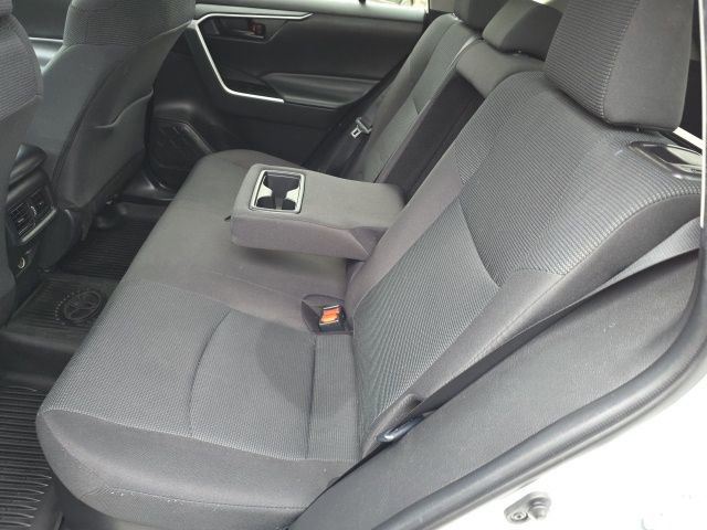 Used 2021 Toyota RAV4 LE image 10
