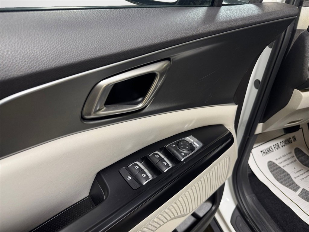 Used 2023 Kia Carnival LX image 14