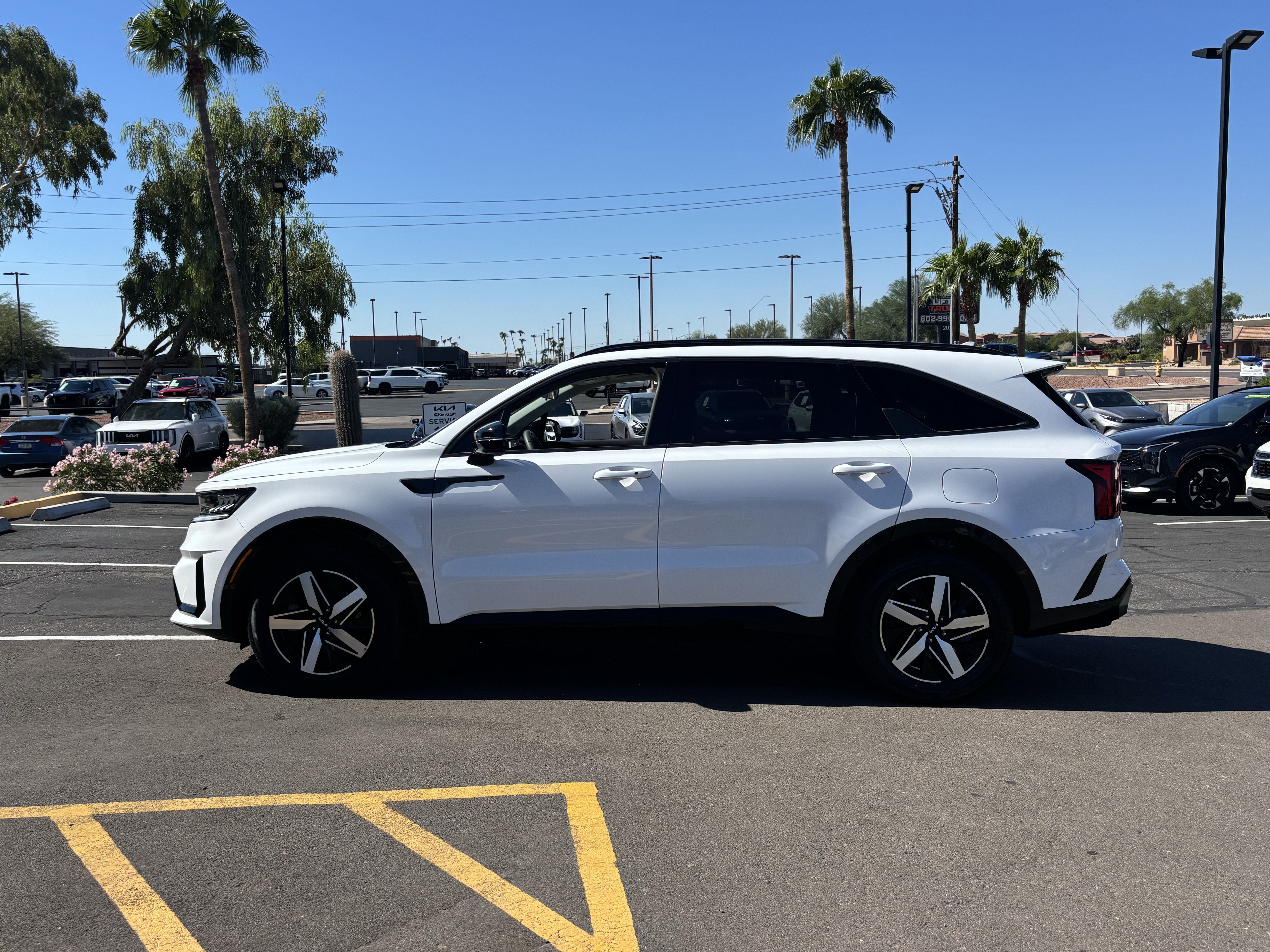 Certified 2023 Kia Sorento S w/ Panoramic Sunroof Package FWD image 5