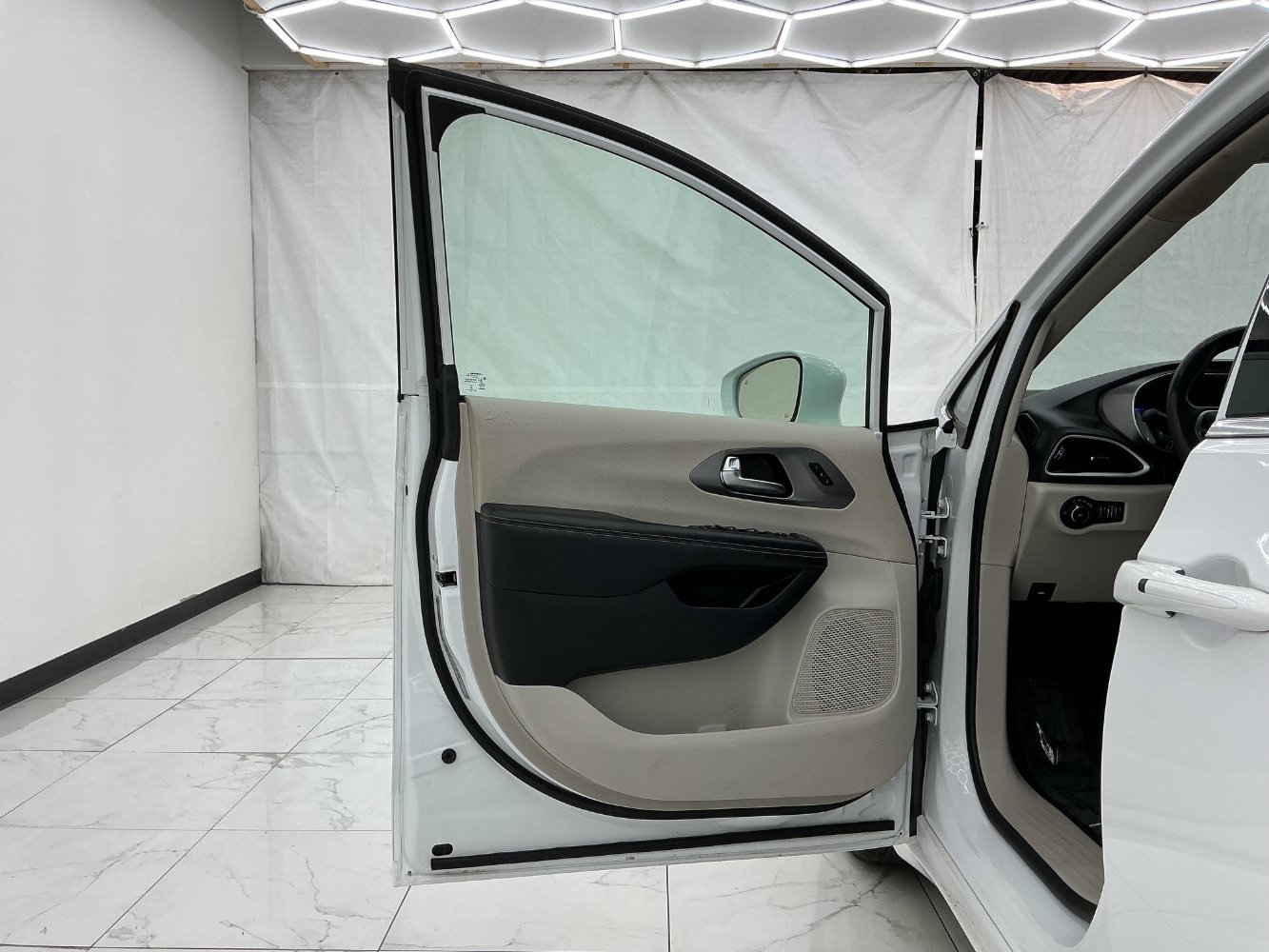 Used 2022 Chrysler Pacifica Touring-L FWD image 18