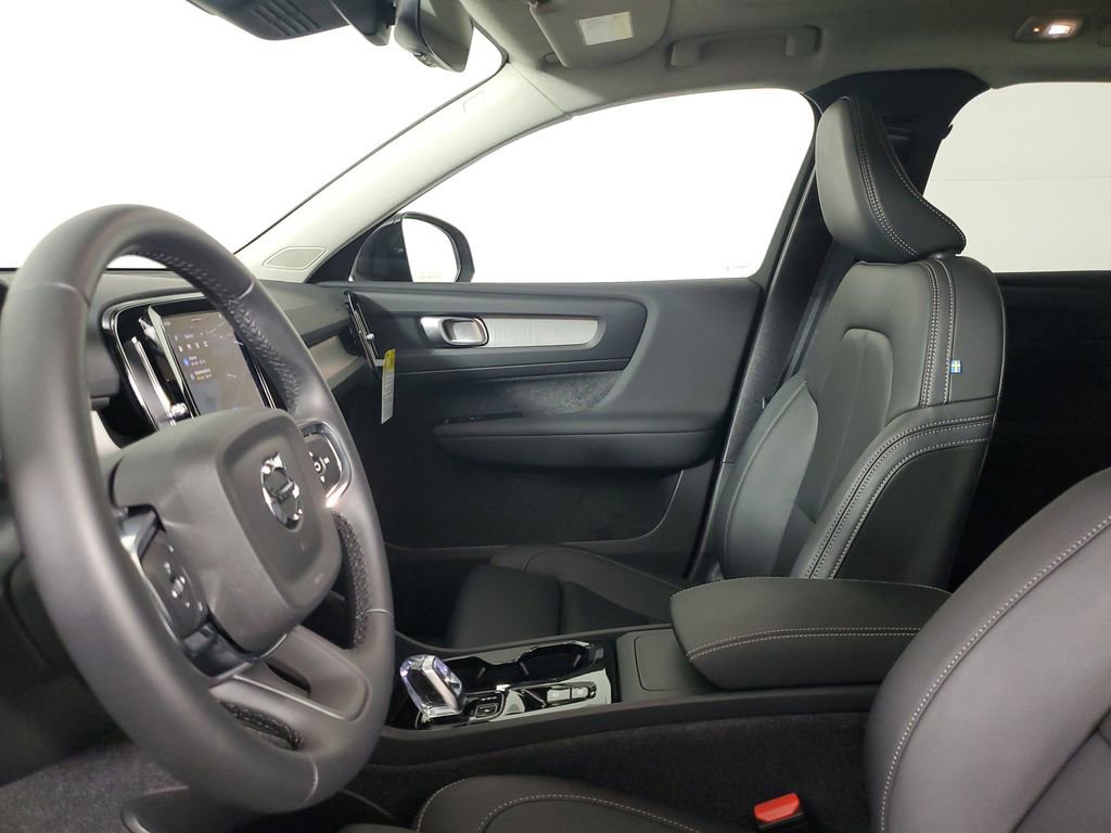 Certified 2026 Volvo XC40 B4 Plus w/ Climate Package image 24
