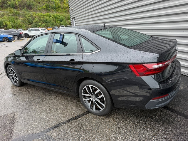 Used 2025 Volkswagen Jetta SE FWD image 4