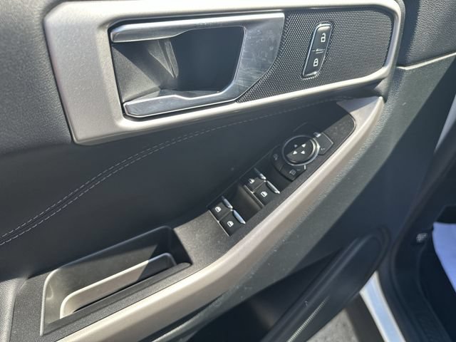 Used 2023 Ford Explorer XLT AWD/4WD image 24