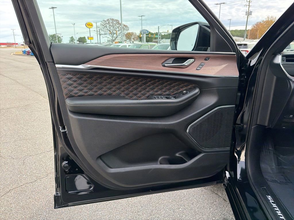 Used 2025 Jeep Grand Cherokee Summit image 14