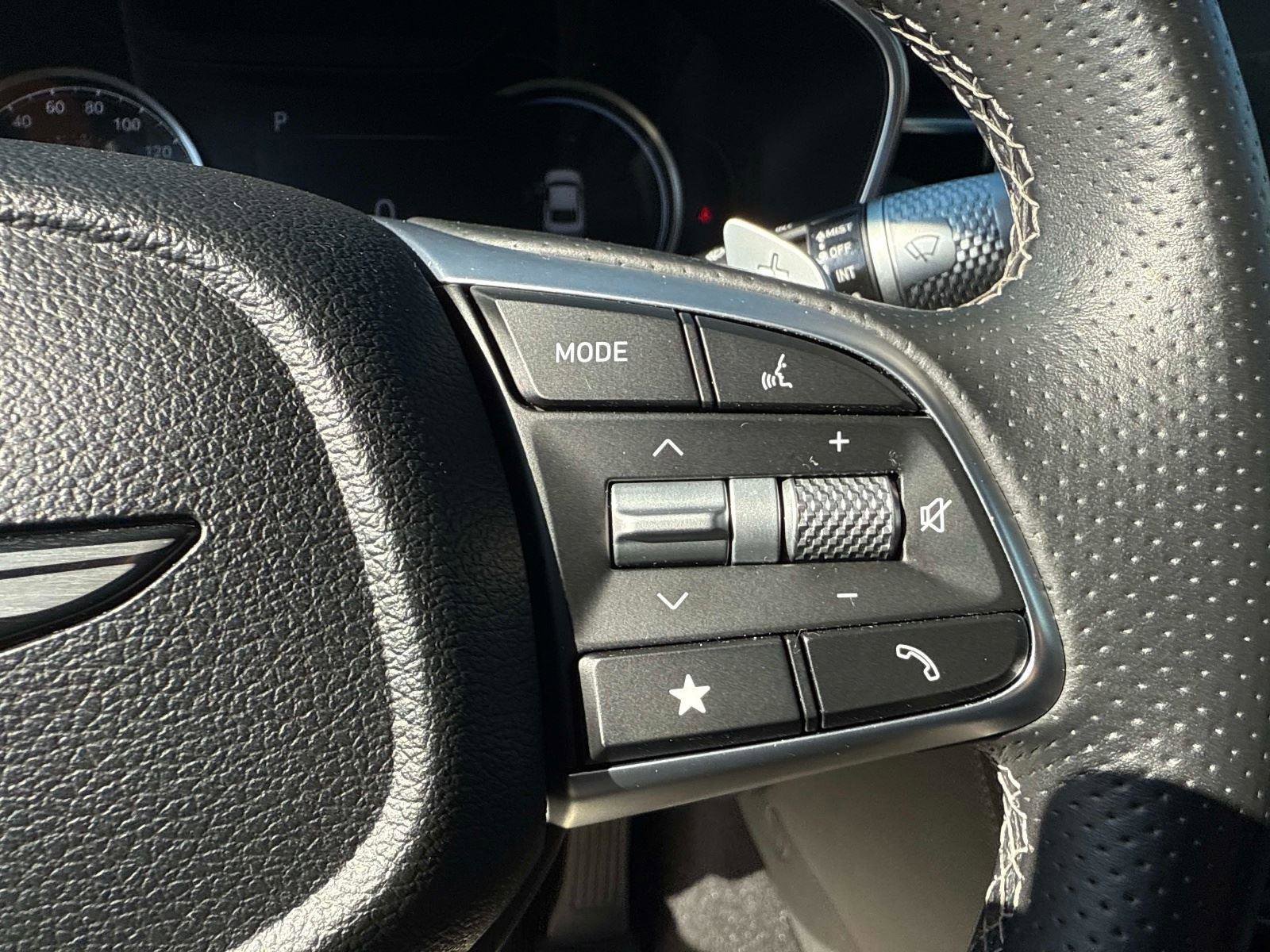 Used 2025 Genesis G70 2.5T image 27