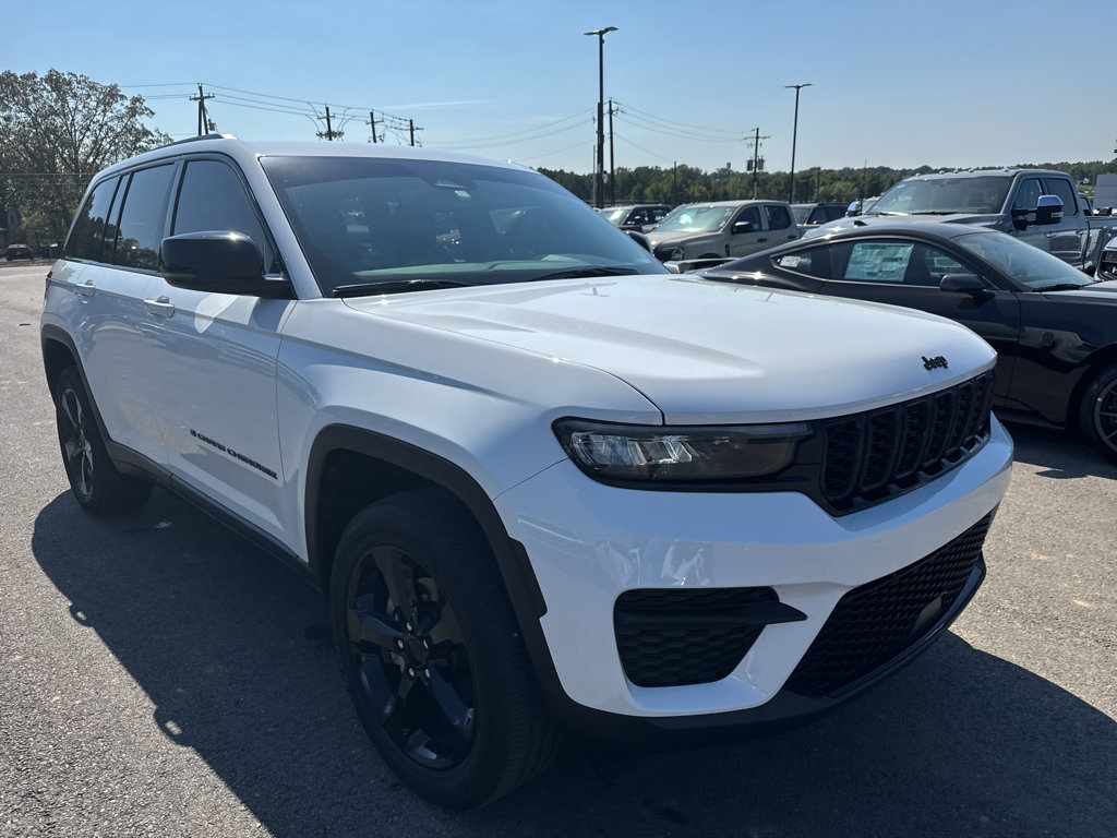 Used 2023 Jeep Grand Cherokee Altitude RWD image 3